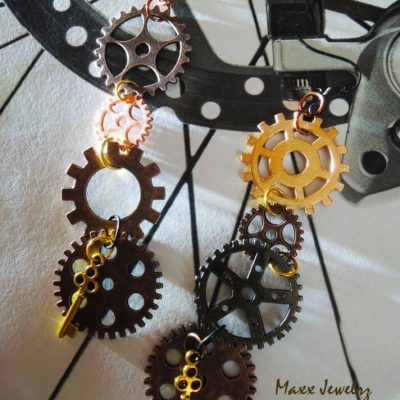 Steampunk náušnice s ozubenýmim kolieskami a kľúčikom | Apropoyoou.sk