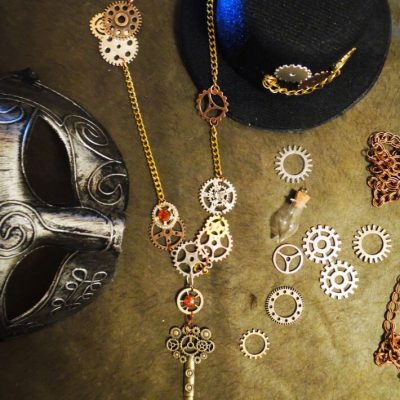 Steampunk náhrdelník s ozubenýmim kolieskami a kľúčom | Apropoyoou.sk