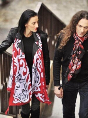 Šatka červená s bielym motívom leva Lev Salónov a červeno-čierna šatka Passion so vzorom | Apropoyou.sk